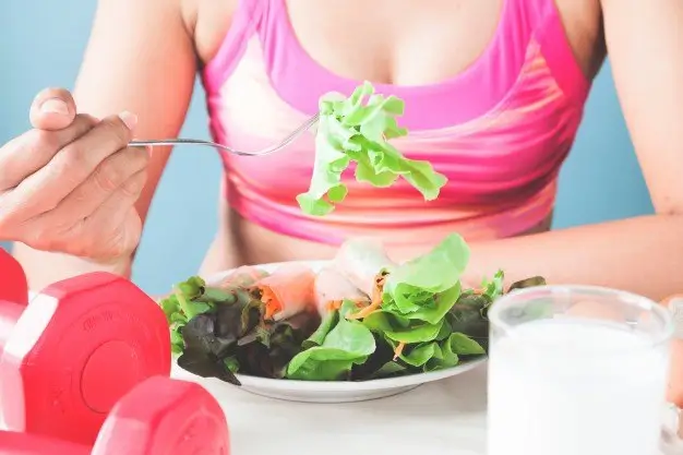 female-fitness-eating-fresh-salad-miofolic